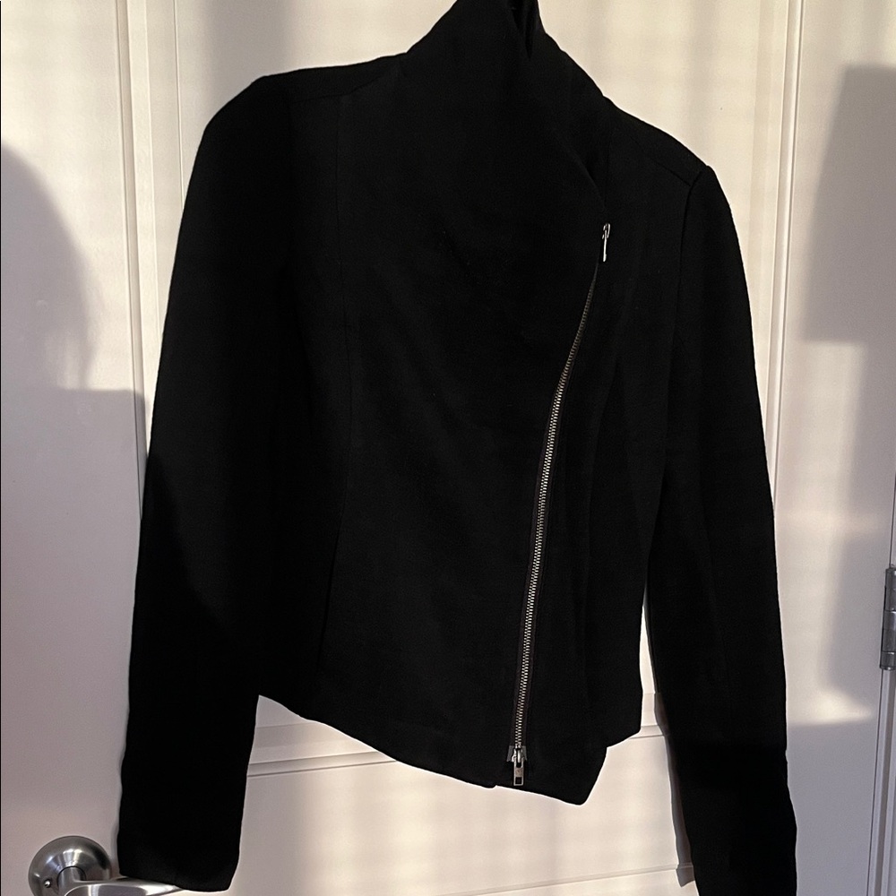 VINCE. Black Asymmetric Zip knit Jacket. Size xs. NWT